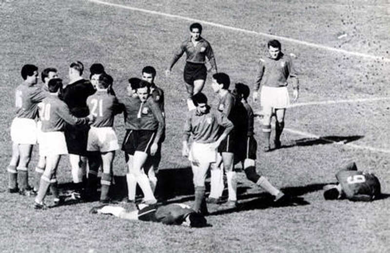 Italia - Cile 1962.jpg - World Cup Finals, 1962. Santiago, Chile. 2nd June, 1962. Italy 0 v Chile 2.  English referee Ken Aston tries to bring order after fighting broke out between Italian and Chilean players during their group two match dubbed as "The Battle of Santiago".  Chile's Sanchez (11) lies injured after being fouled by an Italian player